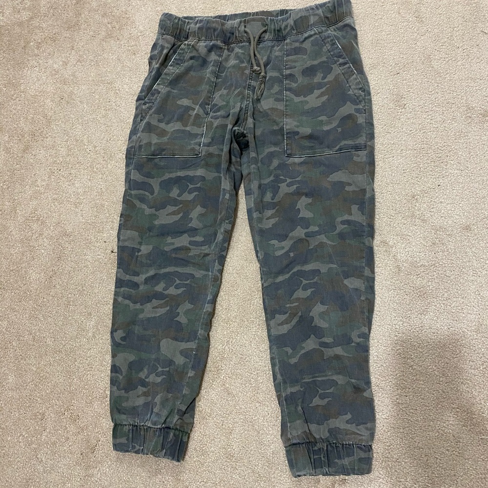 bella dahl camo print joggers, size medium